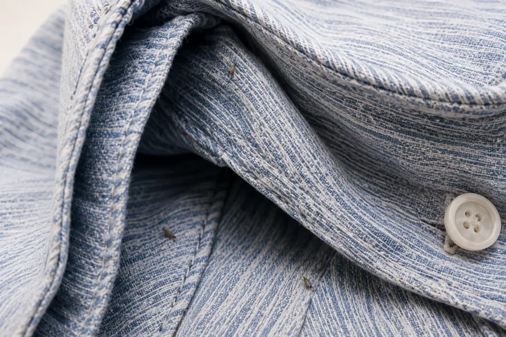 Hochauflösende Aufnahme eines hellblauen Hemds mit Nähten und Kragen